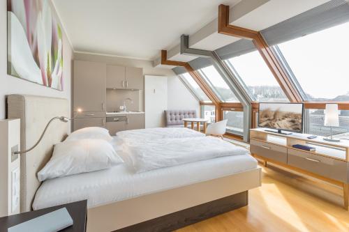 宾茨Hotel Meersinn klimaneutral的一间卧室设有一张大床和一个大窗户