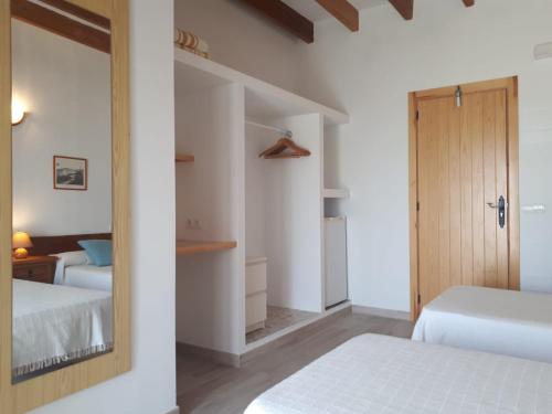 伊维萨镇Hostal Marblau Ibiza的一间卧室配有两张床和镜子