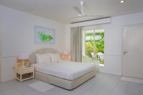 甘岛赤道度假村酒店的白色的卧室设有床和窗户