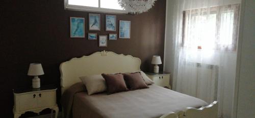 福萨切西亚Il Tetto Verde的卧室配有白色的床和窗户。