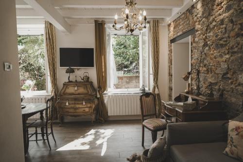 阿罗纳Il Giardino Segreto Arona的带沙发、桌子和窗户的客厅