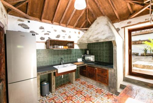 圣克鲁斯-德拉帕尔马Casa 1820 by Rural La Palma的厨房配有水槽和冰箱