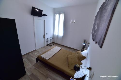 瓦里格提Suite Varigotti的一间小卧室,配有床和窗户