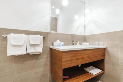 温哥华维多利亚时代酒店的一间带水槽和镜子的浴室