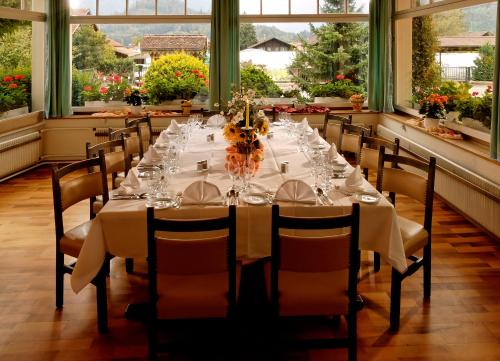 因特拉肯美地酒店的窗户客房内的一张长餐桌