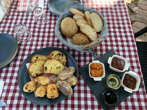 马蒂纳塔B&B La Scapola的一张桌子,上面有一盘面包和一篮子的食物