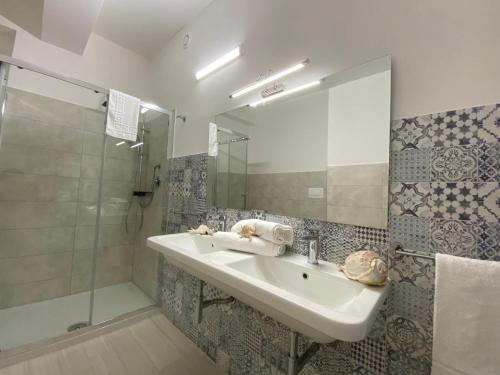 伊索拉迪卡波里祖托La Rustica Hotel的一间带水槽和淋浴的浴室