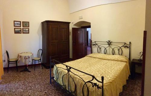 纳尔多Antico Casale Rizzo Nino的一间卧室配有一张床、一个橱柜和一张桌子