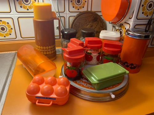OlstRetro-huisje GoedFout的玩具火车和罐装食品的柜台