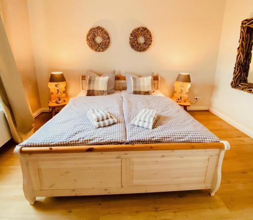 布劳恩拉格Mountain Suites Braunlage的卧室配有一张床,墙上挂着两盏灯