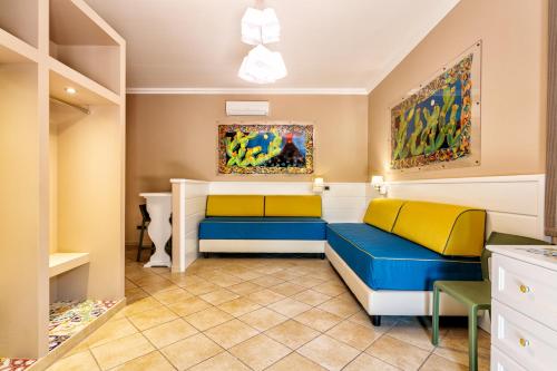 利帕里拉吉尔拉酒店的客厅配有2张蓝色和黄色的沙发