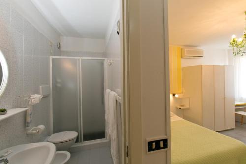 拉戈堡卡斯提利昂纳公寓式酒店的带淋浴、卫生间和盥洗盆的浴室
