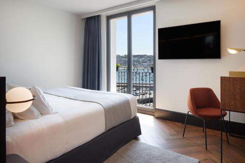 圣塞瓦斯蒂安桑塞贝酒店的酒店客房设有一张床和一个大窗户