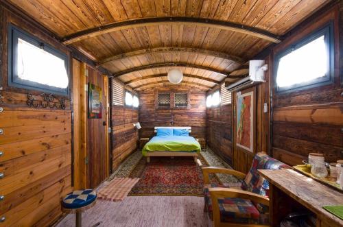 Tabash加利利贝都因营地山林小屋的小木屋内的卧室,配有一张床