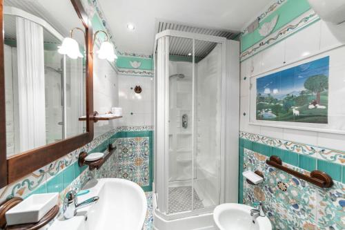 罗马巴雷特酒店 的一间带水槽和淋浴的浴室