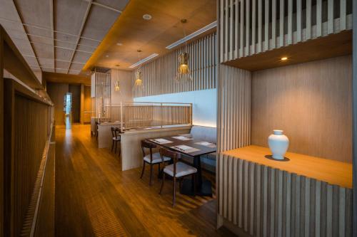 海防Hotel Nikko Hai Phong的一间在房间内配有桌椅的餐厅