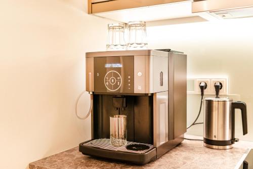 汉堡FirstClass Apartments的咖啡壶,位于柜台上