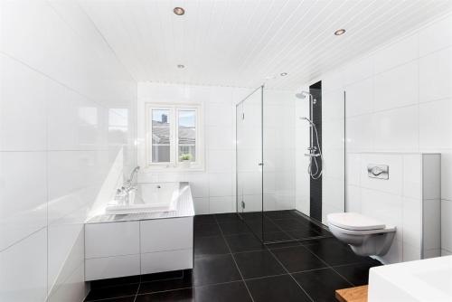利勒斯特罗姆Villa Relax - Near Lillestrøm, Ahus, OsloMet - Kjeller, Strømmen, Lørenskog and Oslo的白色的浴室设有卫生间和水槽。