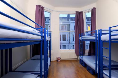 伦敦圣詹姆斯背包客旅馆的带窗户的客房内的三张双层床