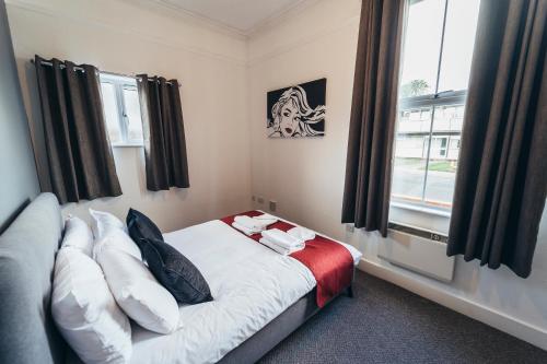 德比The Stay Company, Dalby House的一间小卧室,配有床和窗户