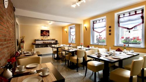 艾森纳赫Pension Metilstein的用餐室设有桌椅和窗户。