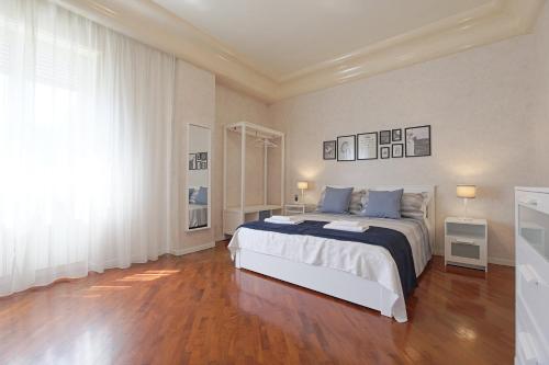 阿格里真托Profumo di Zagara - Locazione turistica的一间卧室设有一张大床和一个大窗户