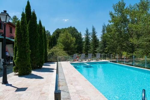 哈瓦加拉卡斯塔德卡布亚斯酒店的一座树木繁茂的庭院内的游泳池