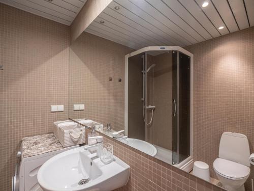派尔努Pärnu Ranna Residents的一间带水槽、淋浴和卫生间的浴室