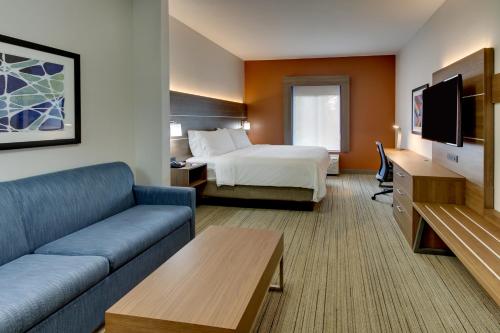 迪凯特Holiday Inn Express Hotel & Suites - Atlanta/Emory University Area, an IHG Hotel的酒店客房,配有床和沙发