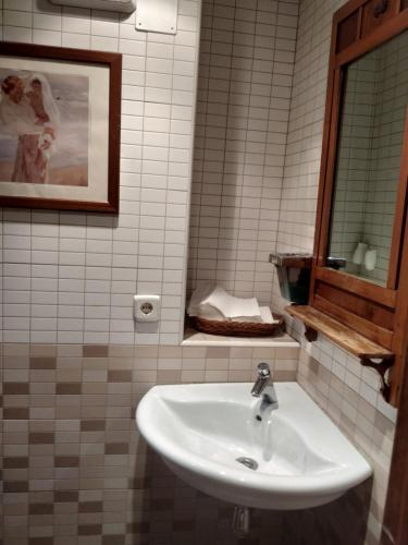 MoraHostal agripino y Restaurante asiático的浴室设有白色水槽和镜子
