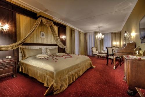 埃尔丁Hotel zum ERDINGER Weißbräu的卧室配有一张床和一张桌子及椅子