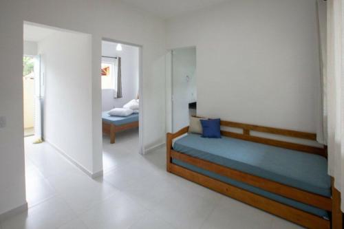 乌巴图巴Recanto do Camargo的一间卧室配有一张床,另一间卧室配有两张床