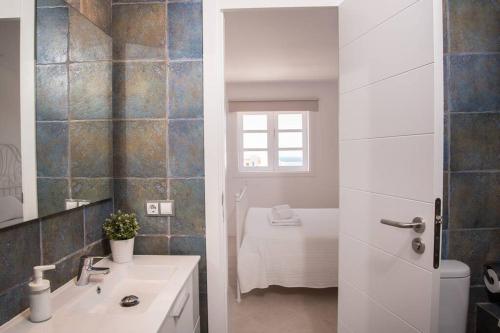 帕莱索海滩IMPRESIONANTES VISTAS MAR CASA DE LUJO LA CÚPULA的客房内设有带水槽和卫生间的浴室