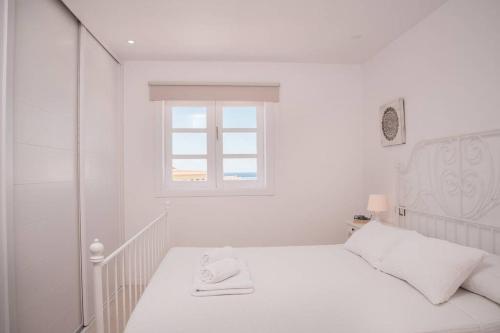 帕莱索海滩IMPRESIONANTES VISTAS MAR CASA DE LUJO LA CÚPULA的白色的卧室设有床和窗户