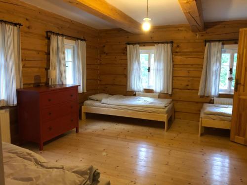 伊泽拉河畔亚布洛内茨Roubenka Bratrouchov的小木屋内一间卧室,配有两张床