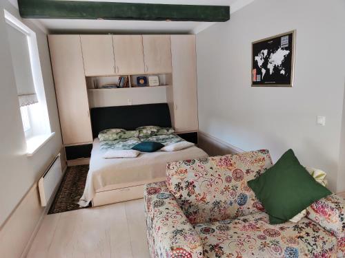 库雷萨雷普艺公寓 的一间带床和沙发的小卧室