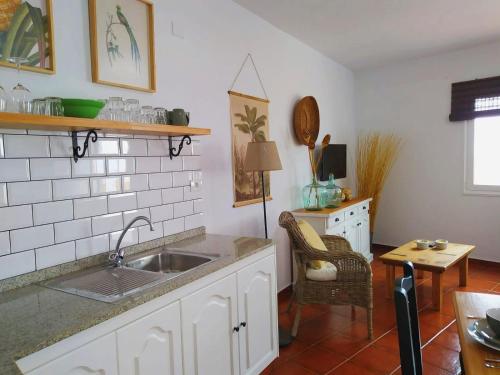 下布雷尼亚Casita La Finca II的厨房配有水槽和台面