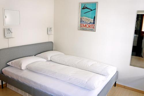 圣莫里茨Modernes Studio im Hotspot für 2 Personen - C2的一张床上的白色枕头