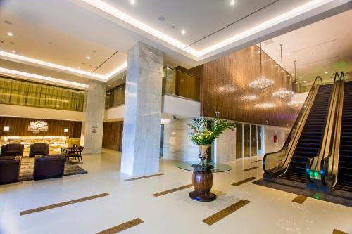 纳塔尔纳塔尔假日酒店的大楼里带自动扶梯的大堂