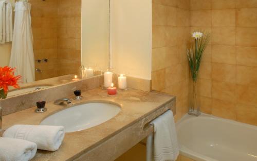 圣卡洛斯-德巴里洛切索芙特巴里洛切酒店的一间带水槽、浴缸和蜡烛的浴室