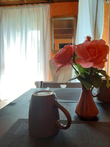 AuranoB&B La Locanda del Cinghiale的花瓶和桌子上的杯子