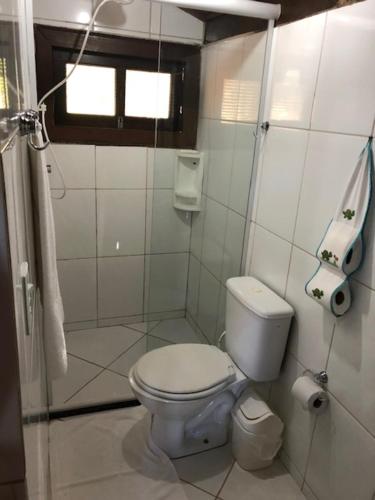 沙帕达-杜斯吉马朗伊斯雅尔丁达沙帕达旅馆的白色的浴室设有卫生间和窗户。