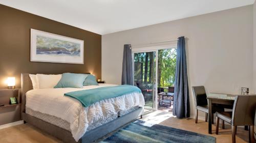 维多利亚Willow Suite - Lakeside Retreat的一间卧室配有一张床、一张书桌和一个窗户。
