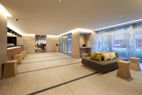 东京滨松町京王布莱索经济型酒店的带沙发的客厅和厨房