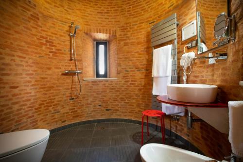 托罗Castillo de Monte la Reina Posada Real & Bodega的一间带水槽、淋浴和卫生间的浴室