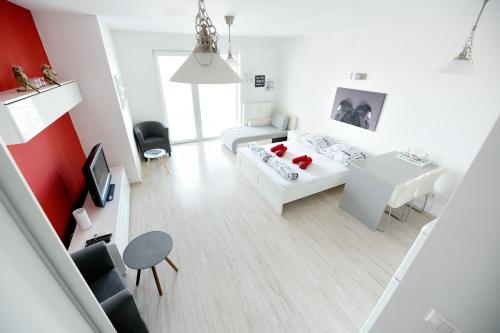 皮耶什佳尼Apartmán Centroom的白色的客厅配有沙发和桌子