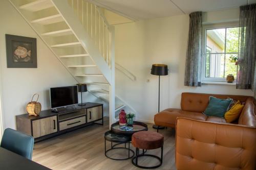 霍勒姆de Putter的带沙发和楼梯的客厅