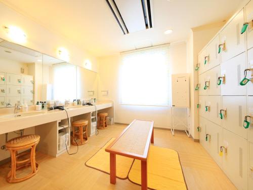 仙台高级绿色索维林酒店的浴室设有两个盥洗盆和长凳
