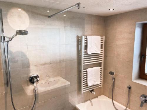 考恩台尔拉格公寓的带淋浴、浴缸和盥洗盆的浴室