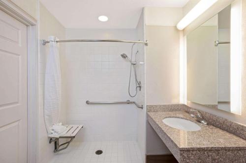 莫德斯托莫德斯托萨利达拉昆塔套房酒店的一间带水槽和淋浴的浴室